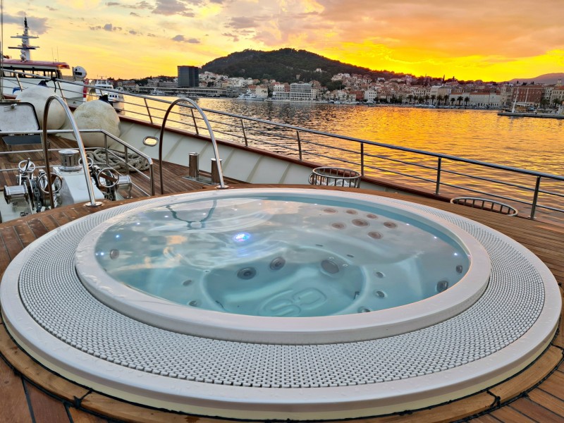 Jacuzzi na brodu Split sunset 2